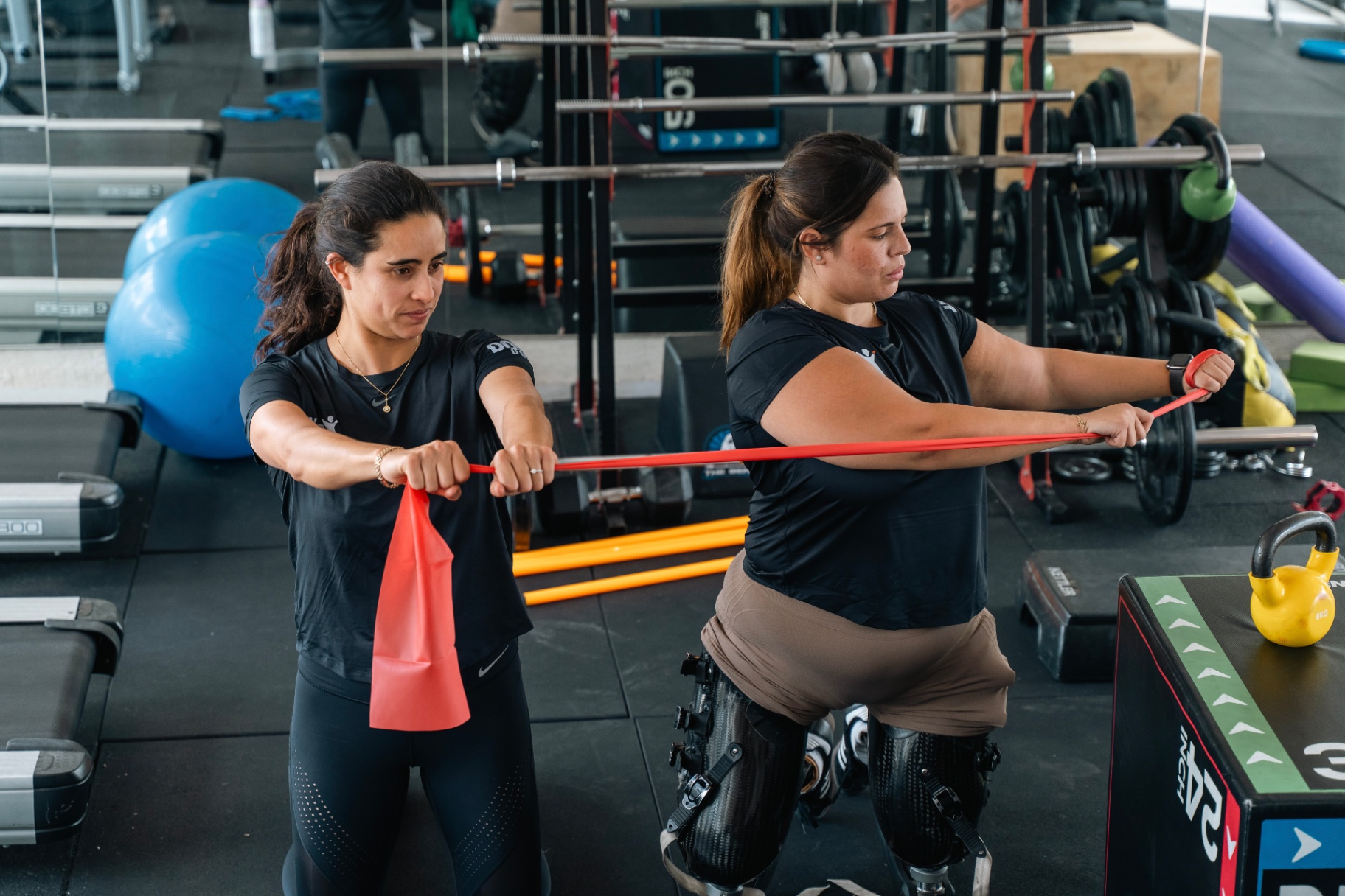 Amputee training with resistance bands in the gym